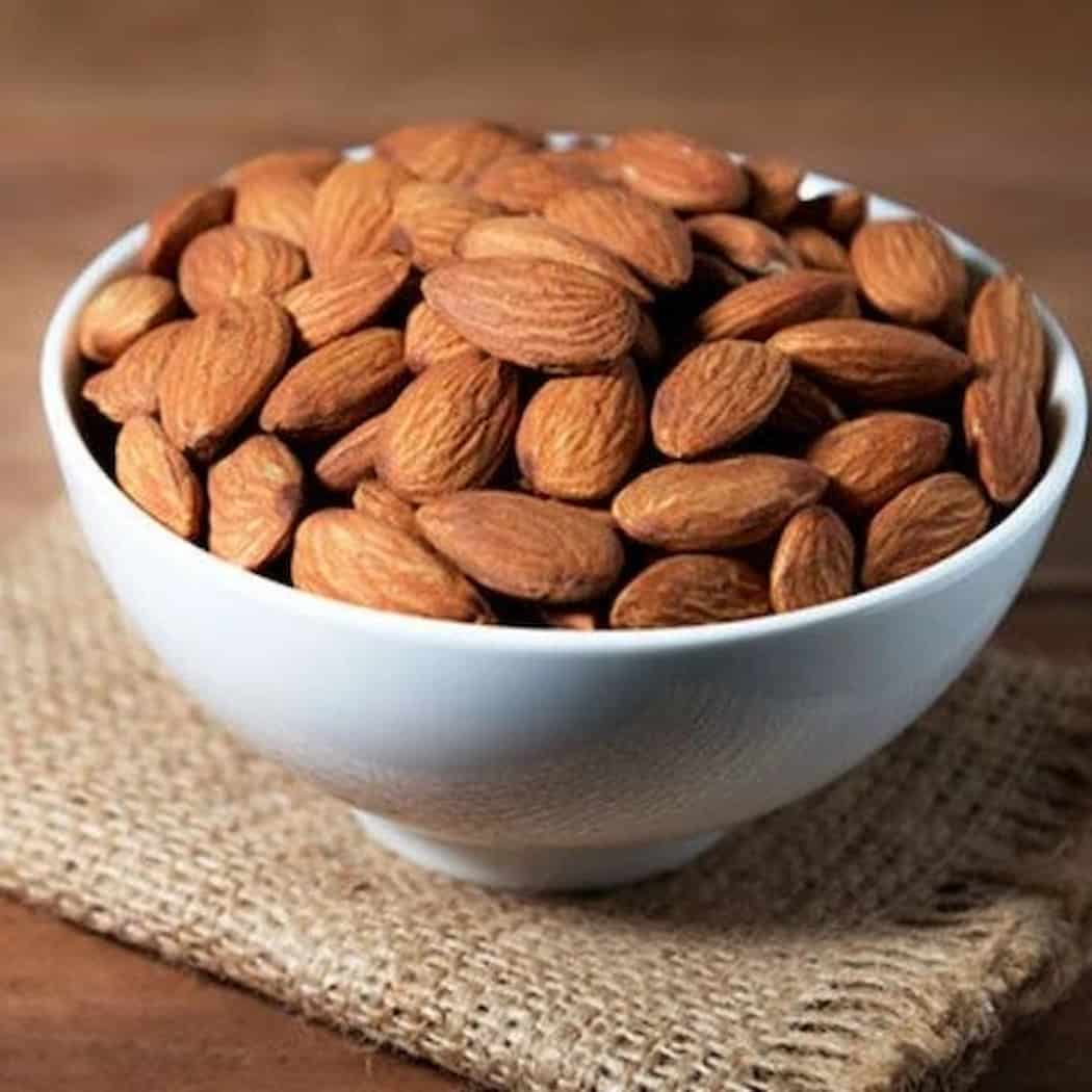 مغز بادام شاهرودی با دانه های کشیده و باکیفیت